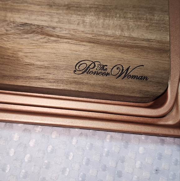 PIONEER WOMEN EUC CUTTING BOARD AND W COOKIE SHEETS SET - Picture 2 of 4